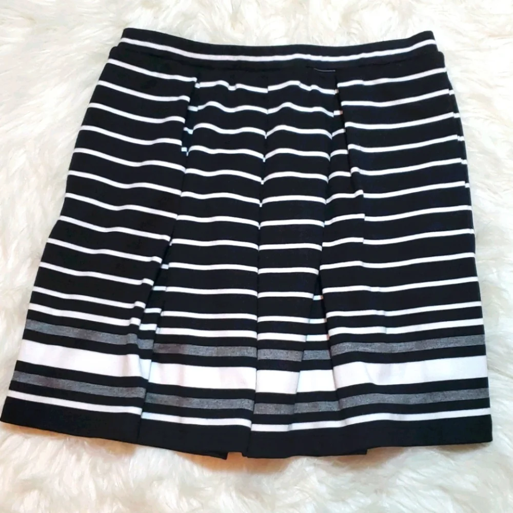 Max Studio strip, pleated skirt black white size M